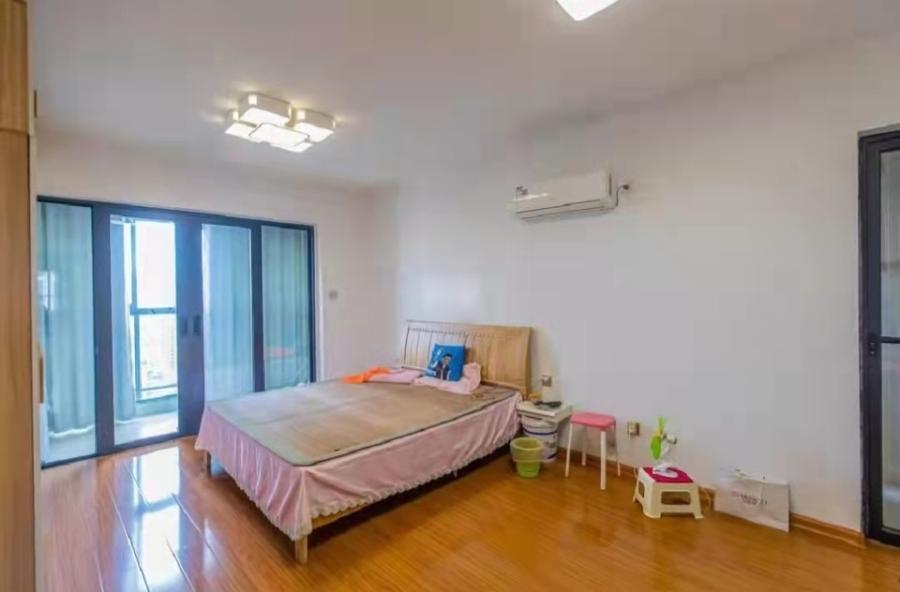 藍(lán)山郡法拍房三期G棟2704室（包括室內(nèi)可移動的家具家電，但不含冰箱）