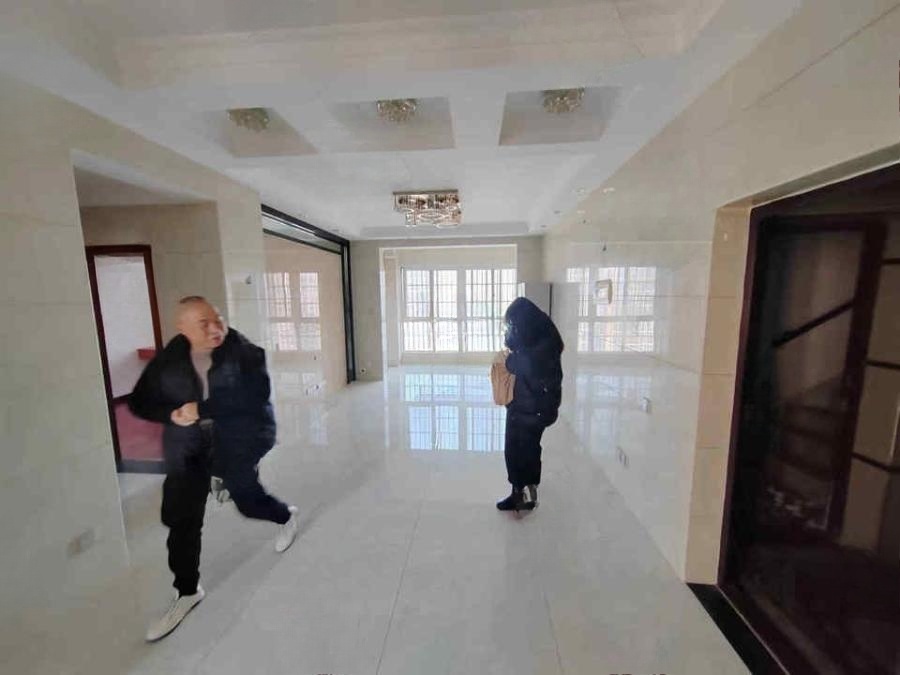 楚天世紀城西苑法拍房11棟2405室及其室內(nèi)家具物品