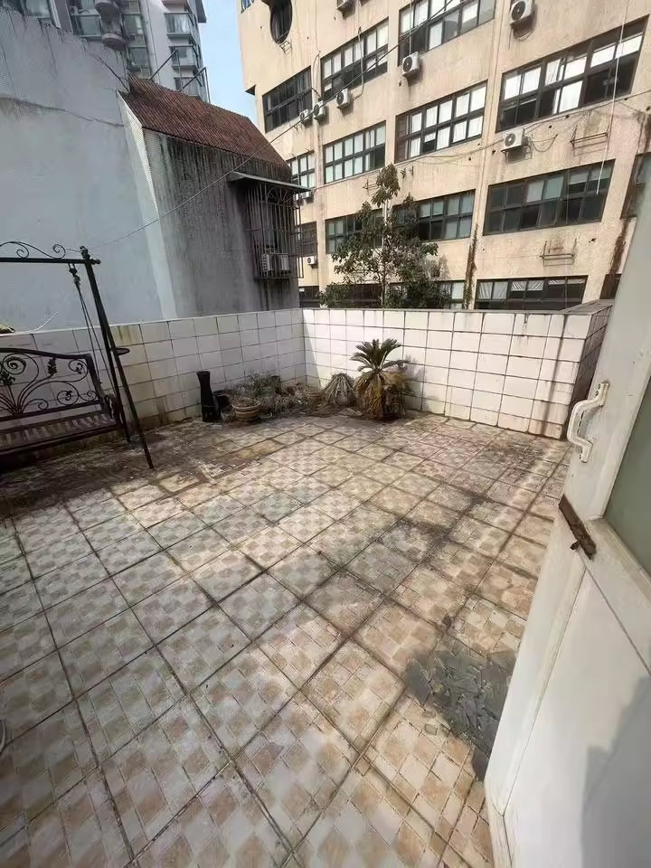 （大露臺 濱江）火炬城C4組團(tuán)法拍房R11棟501房及室內(nèi)家具家電